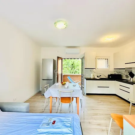 Apartment Scylla - 200 M Dal Di Garda Con Piscina